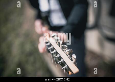 Nahaufnahme des Halses einer E-Gitarre mit verchromten Stahlpflöcken Stockfoto