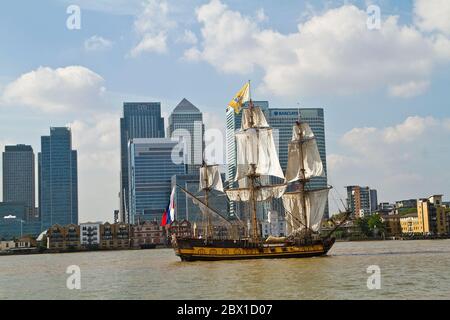 Schiffe fahren die Themse entlang und nehmen am letzten Tag des Tall Ships Festival am Canary Wharf 09.09.2014 in London Teil Stockfoto