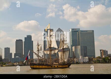 Schiffe fahren die Themse entlang und nehmen am letzten Tag des Tall Ships Festival am Canary Wharf 09.09.2014 in London Teil Stockfoto