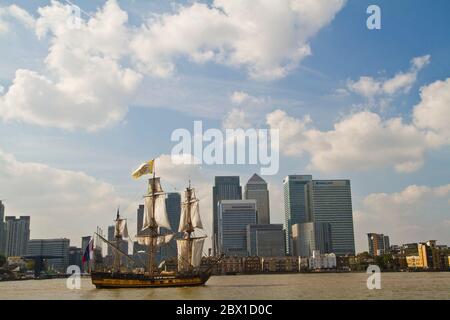 Schiffe fahren die Themse entlang und nehmen am letzten Tag des Tall Ships Festival am Canary Wharf 09.09.2014 in London Teil Stockfoto