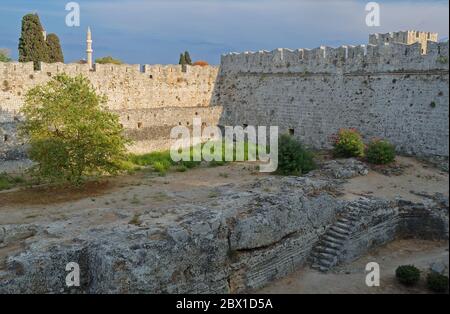 Alte Stadtmauern um die Altstadt von Rhodos, Griechenland Stockfoto