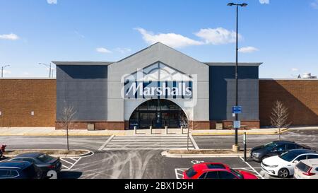 Eine Drohne / Luftaufnahme eines Kaufhauses von Marshall, das sich im Besitz der TJX-Unternehmen befindet. Stockfoto