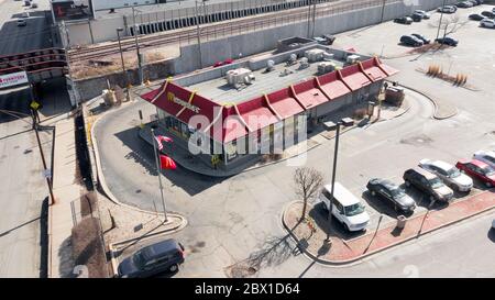 Ein kleiner McDonald's-Laden in einem Viertel von Chicago. Die McDonald's Corporation, Fast-Food-Kette, und gibt es seit 1940. Stockfoto