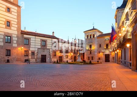 Plaza de la Villa (De la Villa Platz), ein traditionelles mittelalterliches Viertel im historischen Viertel der Innenstadt mit dem Rathaus, Madrid, Spanien Stockfoto