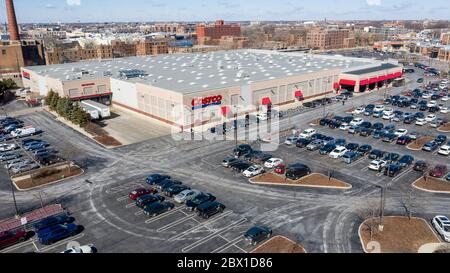 Eine Drohne / Luftaufnahme eines Costco-Stores, einer der größten Großhandelsgeschäfte, Mitgliedschaft nur in den Vereinigten Staaten. Stockfoto