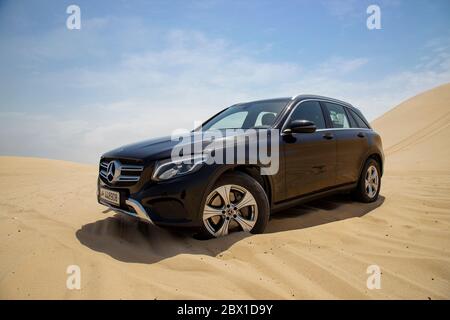 Mercedes GLC 250 Schwarz in der Wüste Stockfoto