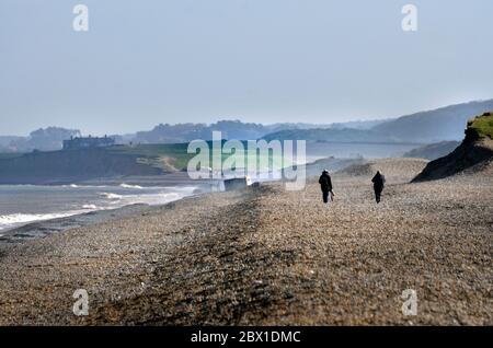 Zwei sozial distanzierte Menschen, weybourne Beach nördlich von norfolk england Stockfoto