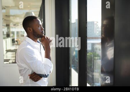Afroamerikanischer Geschäftsmann nachdenklich und Blick nach draußen Stockfoto