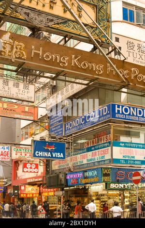 Tsimshatsui, Kowloon, Hong Kong, China, Asien: Geschäfte und Schilder an der Pekin Road im geschäftigen Geschäftsviertel der Nathan Road. Stockfoto