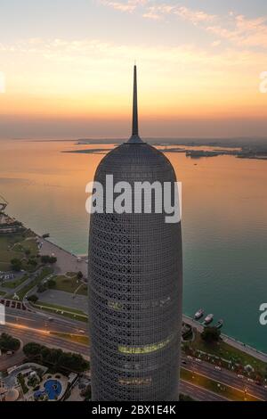 Blick auf den Sonnenaufgang von Burj Doha. Der Berühmte Doha Tower Stockfoto