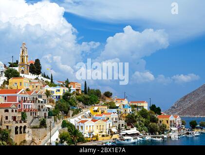 Symi Stadtansicht auf der griechischen Insel Simi mit der Annunciation Kirche Stockfoto