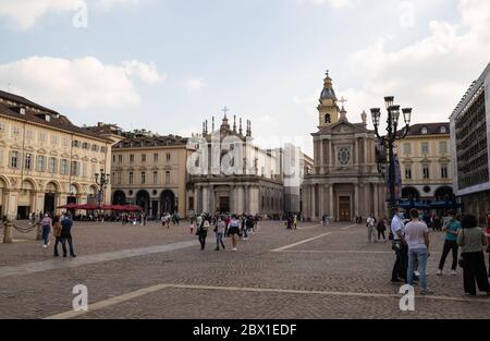 Turin, Piemont, Italien.Mai 2020.Aufnahmen von Menschen, die auf dem San Carlo Platz spazieren. Bei einigen Passanten bemerken Sie die Maske auf dem Gesicht, um Sie vor Th zu schützen Stockfoto