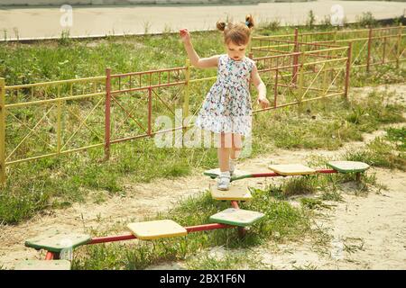 Aktives kleines Mädchen auf Spielplatz. Spielendes Kind. Stockfoto