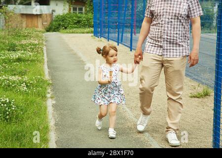 Wandelender Vater und Tochter. Kind und Vater im Sommer. Stockfoto