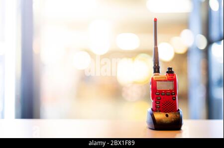 Ein roter Walkie Talkie oder tragbarer Funk-Transceiver für die Kommunikation. Stockfoto