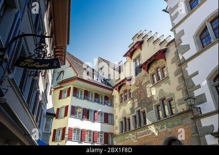 Zug, Schweiz - September 2016: Tiefer Blick in die mittelalterliche Altstadt von Zug durch das historische Fischmarkt-Gebiet Stockfoto