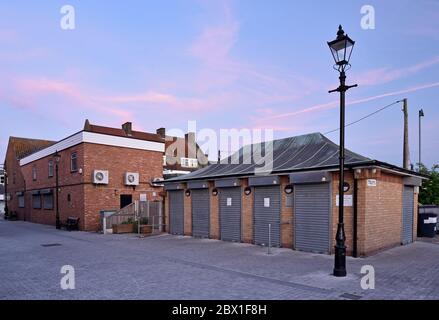 Market Lane gleich bei der High Street bei Wickford Essex der Toilettenblock auf der rechten Seite. Die alte Stil Lampenpfosten ist mit LED-Leuchten ausgestattet. Stockfoto