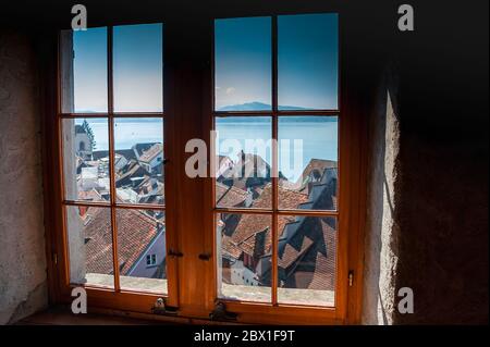 Mittelalterliche Altstadt, Zug, Schweiz. Blick aus einem Fenster des astronomischen Uhrturms über den malerischen Zugersee. Rote Dächer am Seeufer Stockfoto