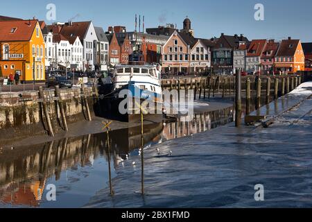 Der innere Hafen von Husum bei Ebbe. Stockfoto