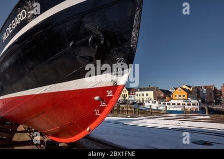 Der Bug des Fischkutter Hildegard auf der Slipanlage vor dem Restaurantschiff und Café im Husumer Hafen. Stockfoto