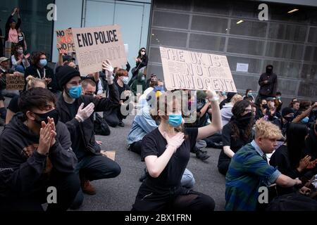 Demonstranten knien vor der lokalen Polizeistation auf der Black Lives Matter 4. juni 2020 Brighton UK Stockfoto