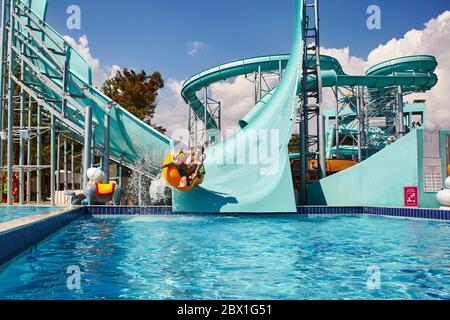 Blick auf Aquapark Rutschen. Wasser-Vergnügungspark Dolusu. Stockfoto