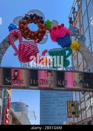 Straßenschild gegen blauen Himmel, Harajuku, Japan. Takeshita Street ist eine Fußgängerzone in Shibuya, berühmt für exzentrische Mode Stockfoto