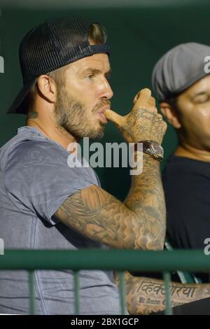 David Beckham zusammen mit Brooklyn, Romeo und Cruz sehen das Major League Baseball Spiel LA Angels gegen Chicago White Sox, Angels Stadium, Anaheim, CA Stockfoto