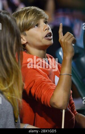 David Beckham zusammen mit Brooklyn, Romeo und Cruz sehen das Major League Baseball Spiel LA Angels gegen Chicago White Sox, Angels Stadium, Anaheim, CA Stockfoto