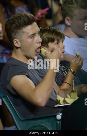 David Beckham zusammen mit Brooklyn, Romeo und Cruz sehen das Major League Baseball Spiel LA Angels gegen Chicago White Sox, Angels Stadium, Anaheim, CA Stockfoto