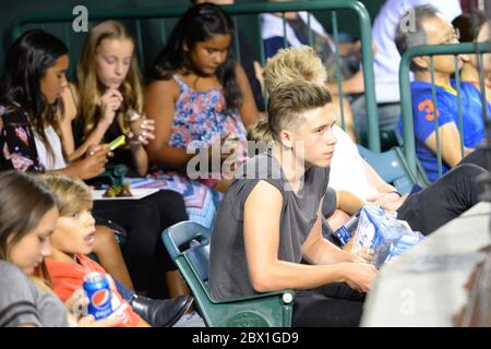 David Beckham zusammen mit Brooklyn, Romeo und Cruz sehen das Major League Baseball Spiel LA Angels gegen Chicago White Sox, Angels Stadium, Anaheim, CA Stockfoto