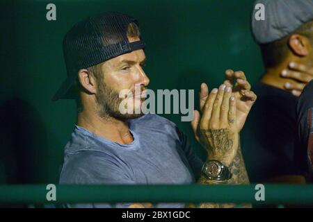 David Beckham zusammen mit Brooklyn, Romeo und Cruz sehen das Major League Baseball Spiel LA Angels gegen Chicago White Sox, Angels Stadium, Anaheim, CA Stockfoto