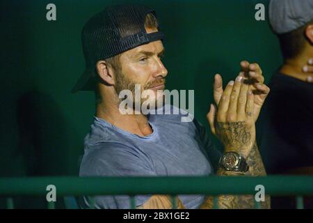 David Beckham zusammen mit Brooklyn, Romeo und Cruz sehen das Major League Baseball Spiel LA Angels gegen Chicago White Sox, Angels Stadium, Anaheim, CA Stockfoto