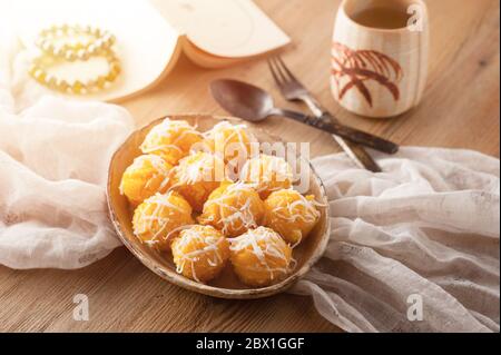 Toddy Palmkuchen oder Kanom Tan, traditionelle thailändische Nachspeise. Khanom tan wird aus Reismehl, reifen Zucker Palmenfrucht, Kokosmilch, geschabt Kokosnuss, suga hergestellt Stockfoto