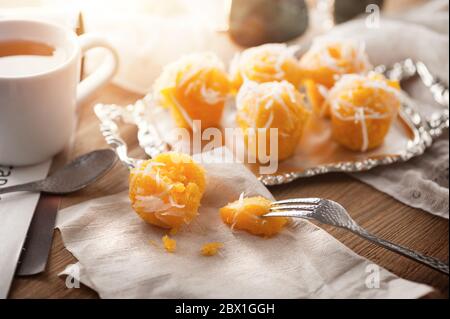 Toddy Palmkuchen oder Kanom Tan, traditionelle thailändische Nachspeise. Khanom tan wird aus Reismehl, reifen Zucker Palmenfrucht, Kokosmilch, geschabt Kokosnuss, suga hergestellt Stockfoto