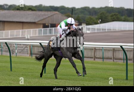 Bright Devil unter Oisin Murphy gewinnt die Betway Maiden Stakes (Div 1) auf der Newmarket Racecourse. Stockfoto