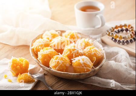 Toddy Palmkuchen oder Kanom Tan, traditionelle thailändische Nachspeise. Khanom tan wird aus Reismehl, reifen Zucker Palmenfrucht, Kokosmilch, geschabt Kokosnuss, suga hergestellt Stockfoto