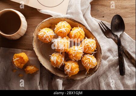 Toddy Palmkuchen oder Kanom Tan, traditionelle thailändische Nachspeise. Khanom tan wird aus Reismehl, reifen Zucker Palmenfrucht, Kokosmilch, geschabt Kokosnuss, suga hergestellt Stockfoto