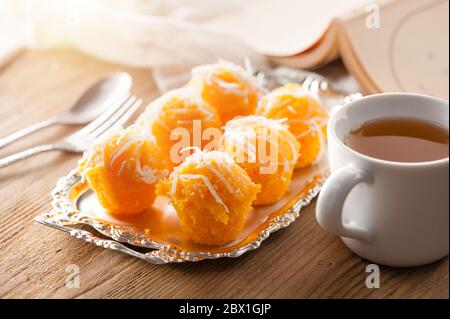 Toddy Palmkuchen oder Kanom Tan, traditionelle thailändische Nachspeise. Khanom tan wird aus Reismehl, reifen Zucker Palmenfrucht, Kokosmilch, geschabt Kokosnuss, suga hergestellt Stockfoto