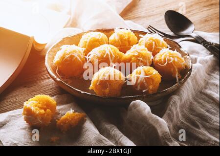 Toddy Palmkuchen oder Kanom Tan, traditionelle thailändische Nachspeise. Khanom tan wird aus Reismehl, reifen Zucker Palmenfrucht, Kokosmilch, geschabt Kokosnuss, suga hergestellt Stockfoto