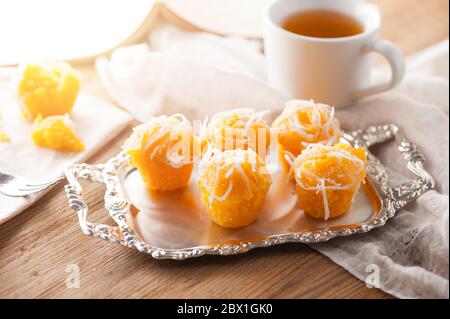 Toddy Palmkuchen oder Kanom Tan, traditionelle thailändische Nachspeise. Khanom tan wird aus Reismehl, reifen Zucker Palmenfrucht, Kokosmilch, geschabt Kokosnuss, suga hergestellt Stockfoto