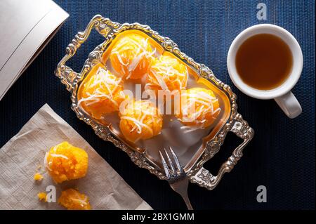 Toddy Palmkuchen oder Kanom Tan, traditionelle thailändische Nachspeise. Khanom tan wird aus Reismehl, reifen Zucker Palmenfrucht, Kokosmilch, geschabt Kokosnuss, suga hergestellt Stockfoto