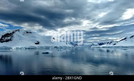 Elephant Islands mit mehreren Eisbergen und einem dramatischen Himmel. Stockfoto