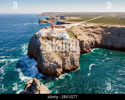 Schöner Leuchtturm auf hohen Klippen von Saint Vincent Kap in Sagres, Algarve, Portugal Stockfoto