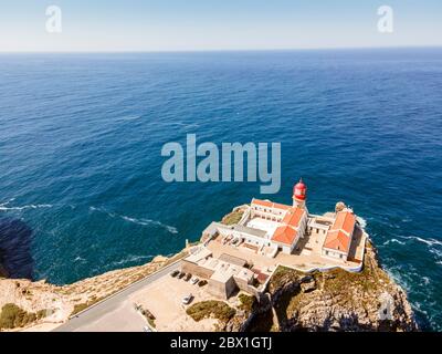 Schöner Leuchtturm auf hohen Klippen von Saint Vincent Kap in Sagres, Algarve, Portugal Stockfoto