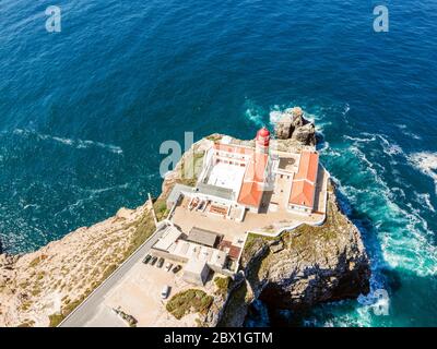 Schöner Leuchtturm auf hohen Klippen von Saint Vincent Kap in Sagres, Algarve, Portugal Stockfoto