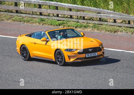 2019 Orange Ford Mustang Ecoboost Auto; Fahrzeug Verkehr Moving Vehicles, Autos Fahren Fahrzeug auf britischen Straßen, Motoren, Fahren auf der Autobahn M6, Cabriolet, Cabriolet, Softtop, oben offen, Roadster, Cabriolets, Drop-Tops Stockfoto