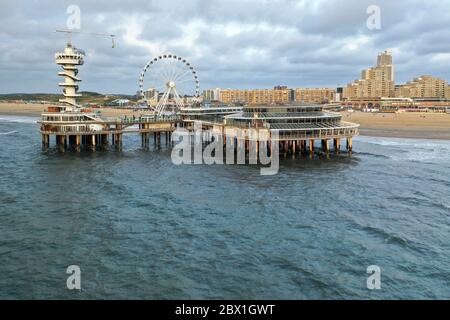 Luftaufnahme des Strandes und der Pier von Scheveningen während der COVID-19 Pandemic, Den Haag, Den Haag, Südholland, Niederlande Stockfoto