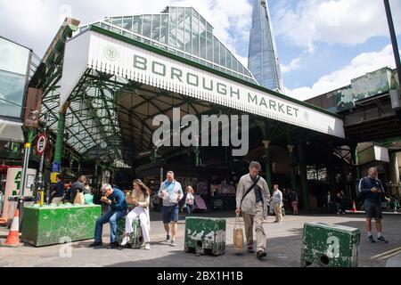 Allgemeine Ansicht der Käufer außerhalb des Borough Market in London, nach der Einführung von Maßnahmen, um England aus der Blockierung zu bringen. Stockfoto