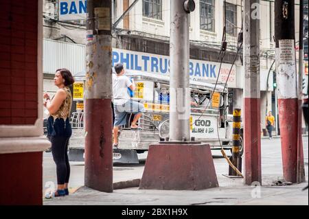 Verkehr und Fußgänger passieren den Filipino Chinese Friendship Arch im Binondo District, China Town, Manila, Philippinen. Stockfoto